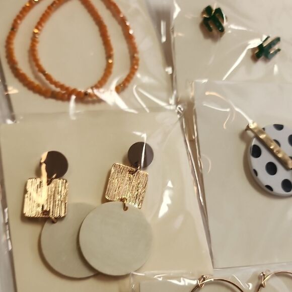 Elegant Mixed Jewelry Set with Gold and Green Accents - Picture 3 of 5